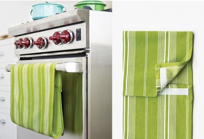 Чтобы кухонное полотенце не сползало, пришейте к нему застёжку-липучку.