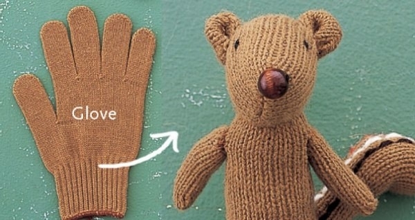 Если у вас завалялась одинокая перчатка, можете сделать из нее игрушку
