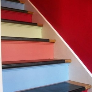 Если вам нужно выкрасить деревянную лестницу на верхний этаж