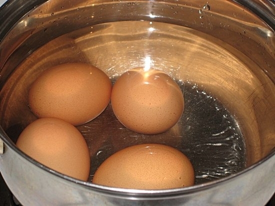 Чтобы сырые яйца из холодильника не лопнули при варке