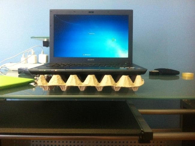 Решетка из-под яиц предохранит колени от перегревшегося корпуса ноутбука.