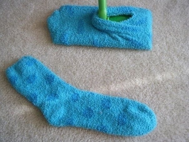 Старые махровые носки можно использовать в качестве тряпки для швабры