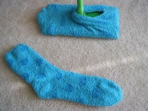 Старые махровые носки можно использовать в качестве тряпки для швабры.