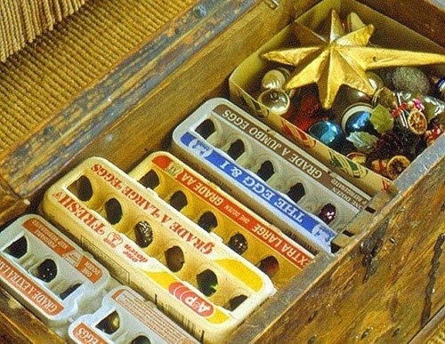 Сохранить новогодние игрушки в целости и сохранности помогут коробки из-под яиц.