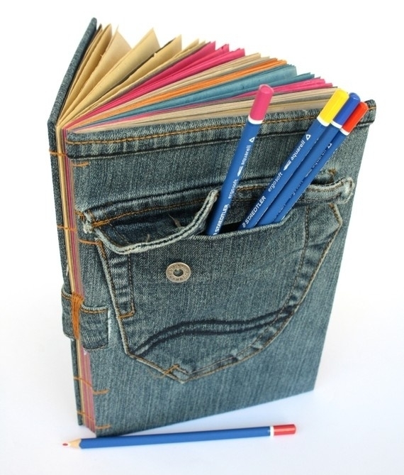 Старые джинсы можно использовать как обложку для блокнота