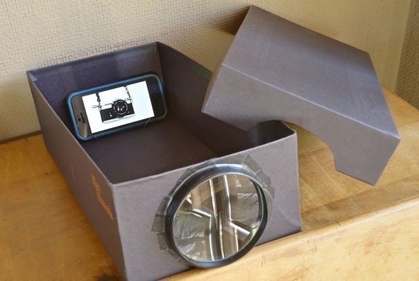 Проектор с помощью обувной коробки, телефона и лупы.