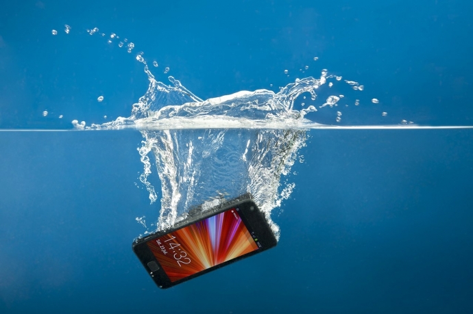 Как высушить намоченный телефон