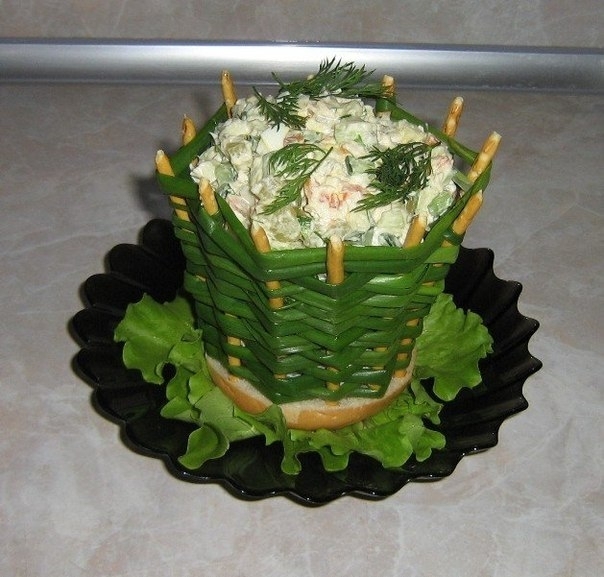 Идея: корзиночка из зеленого лука для порционного салата