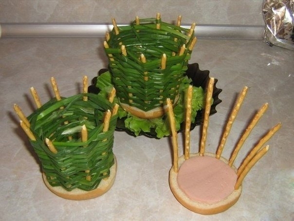 Идея: корзиночка из зеленого лука для порционного салата