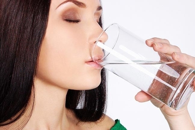 Советы кардиолога: как правильно пить воду в течение дня 