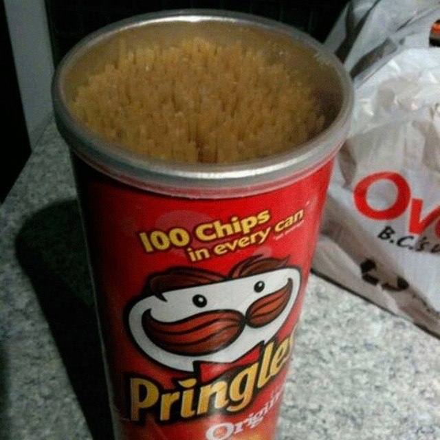 Спагетти очень удобно хранить в банке из-под Pringles.