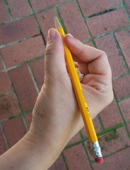 Как научить ребенка правильно держать ручку-карандаш.