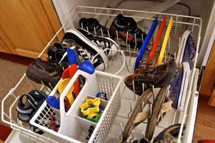Простой способ вымыть детские игрушки и обувь - посудомоечная машина.