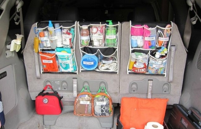 Используем пластиковые кармашки для хранения принадлежностей для душа в автомобиле