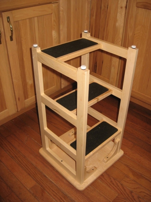 Высокий барный стул можно использовать в качестве стремянки