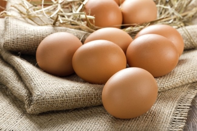 Вареные яйца без трещин. 