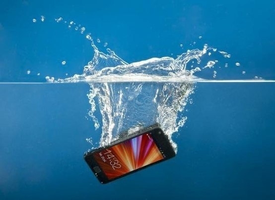 Как реанимировать телефон после купания.