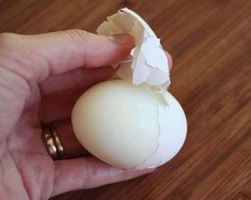 Чтобы вареные яйца лучше очищались