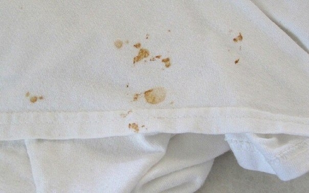 Как удалить ржавые пятна на белой ткани