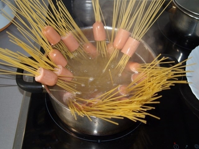 Как сделать красоту из спагетти и сосисок