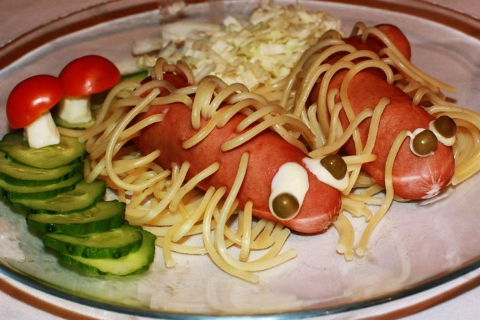 Как сделать красоту из спагетти и сосисок
