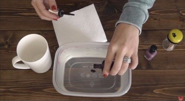 Как сделать оригинальные чашки при помощи воды и лаков для ногтей