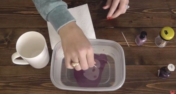 Как сделать оригинальные чашки при помощи воды и лаков для ногтей