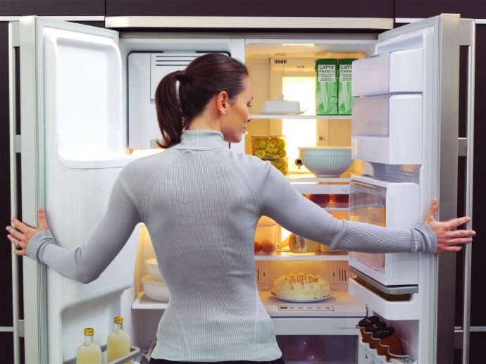 Как удалить запах из холодильника 