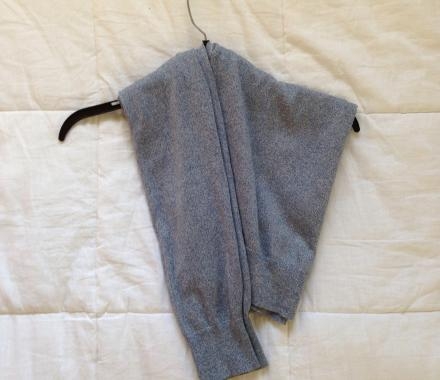 Чтобы свитер или кофта не растягивались, вешайте их на вешалку таким образом.