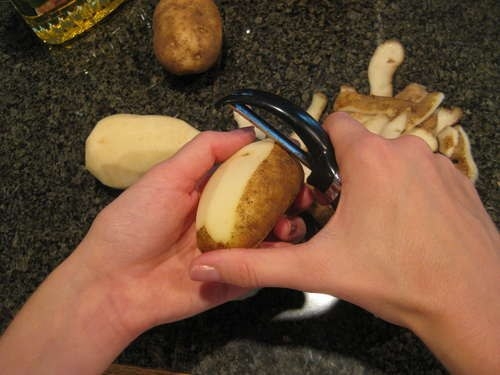 От чистки картофеля темнеет кожа на руках.