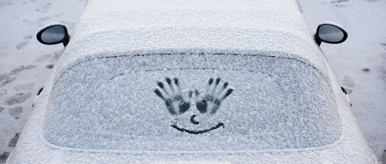 Зимой стекла в автомобиле часто замерзают и внутри салона