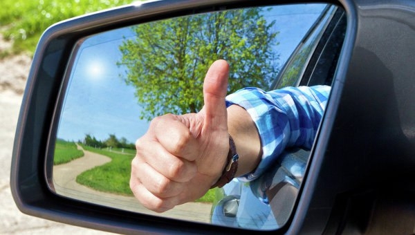 Что значат сигналы и жесты, используемые водителями на дороге