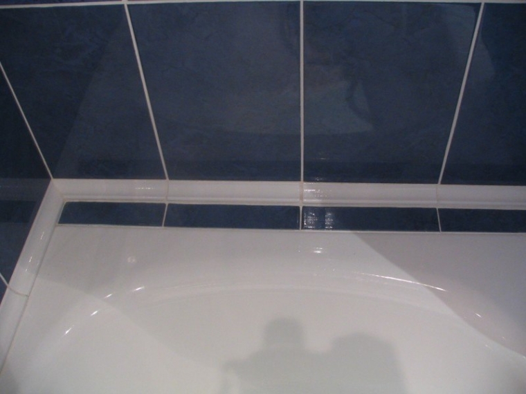 В месте соприкосновения ванны со стеной часто образуется плесень или потемнения.