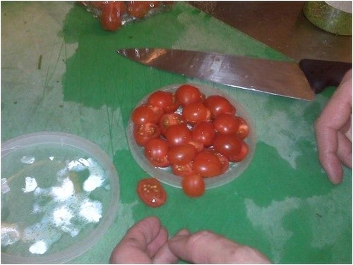 Как быстро разрезать пополам помидоры черри