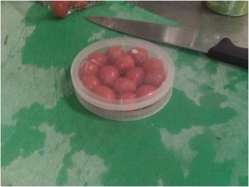 Как быстро разрезать пополам помидоры черри