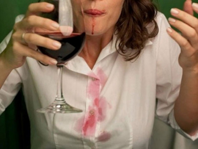 Белое вино нейтрализует пятна от красного вина