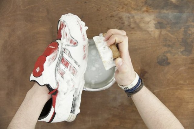 ​Cтираем кроссовки дома: руководство по ручной чистке