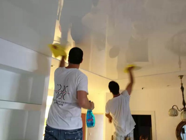 ​Как правильно мыть натяжные потолки