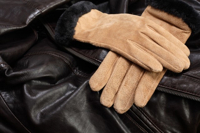 ​Как почистить замшевые перчатки своими силами