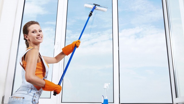 ​Стекла без разводов: как правильно мыть окна