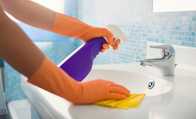 Как избавиться от налета в ванной: чистим все поверхности