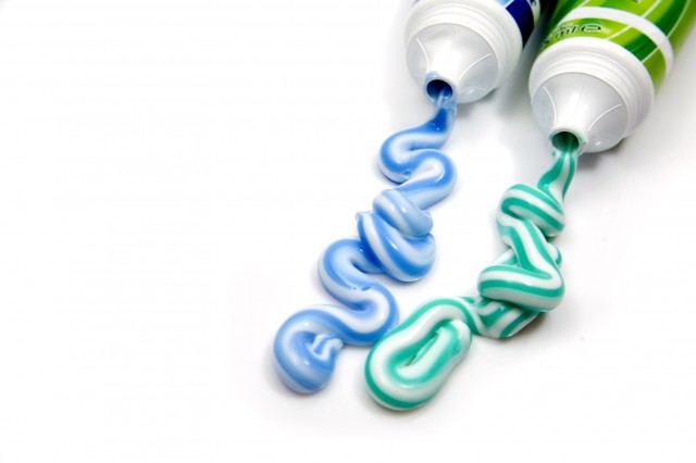 22 способа использовать зубную пасту в домашнем хозяйстве