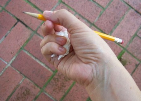Один из способов научить ребёнка правильно держать ручку или карандаш.