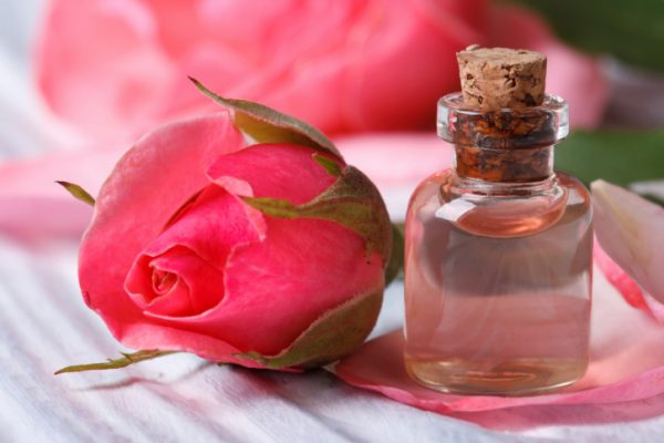 Полезные свойства розовой воды для молодости и красоты