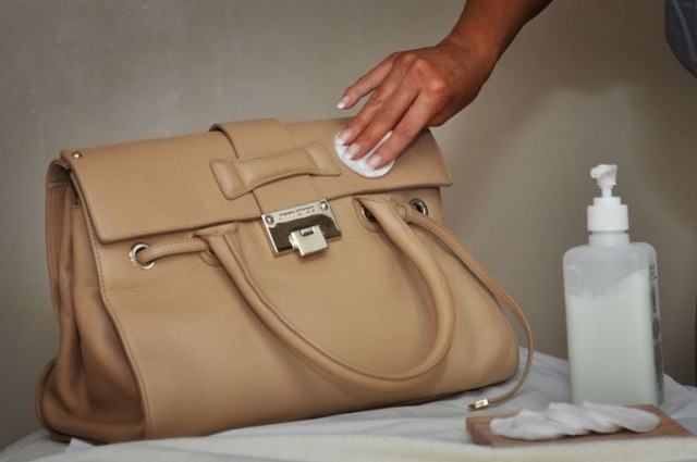 Как чистить дамские сумочки и кошельки?