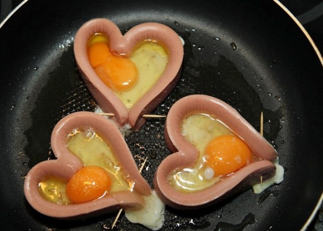 1. Как приготовить яичницу в виде сердца?