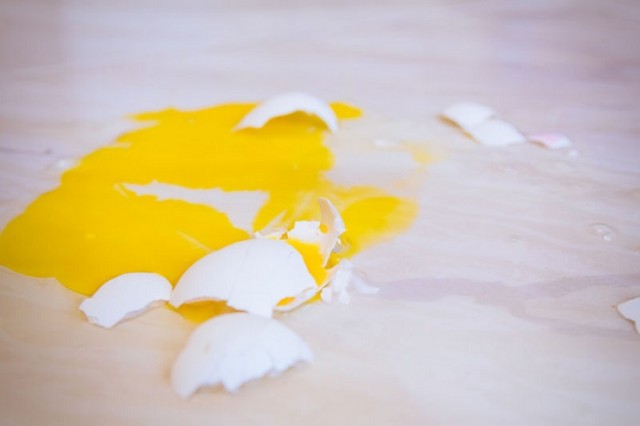 Как легко убрать разбитое яйцо?