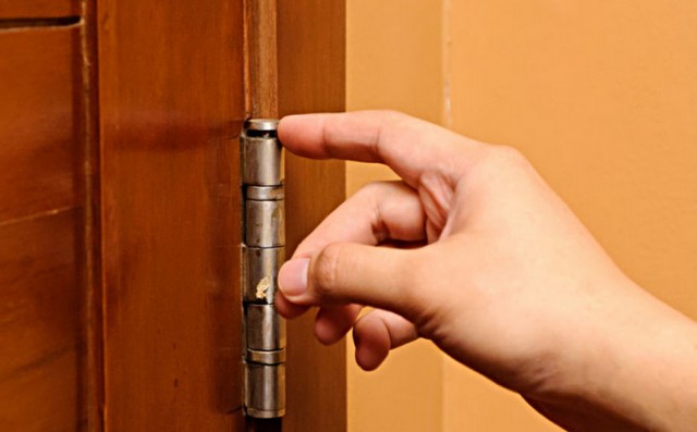 Как решить проблему скрипучей двери?