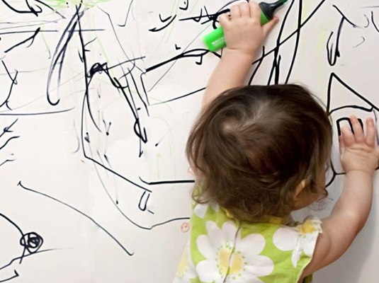 Как смыть детские рисунки с крашеных стен?