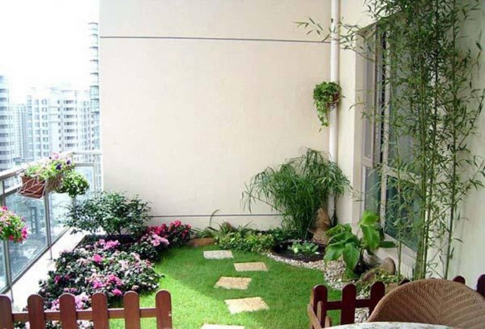 Искусственная трава на балконе: особенности укладки